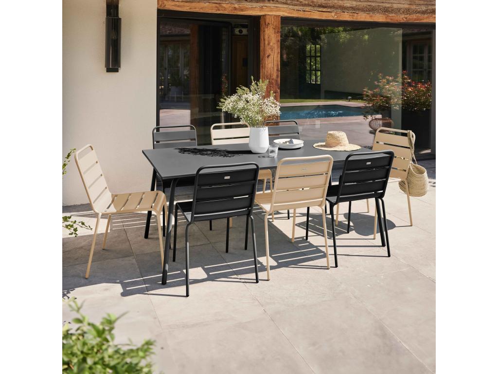 Tavolo in metallo grigio